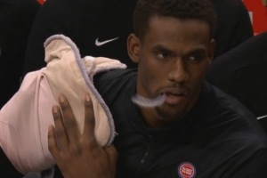 半岛体育入口-望无大碍！杜伦肩膀疑似出现不适  坐在板凳席上裹着厚厚的绷带