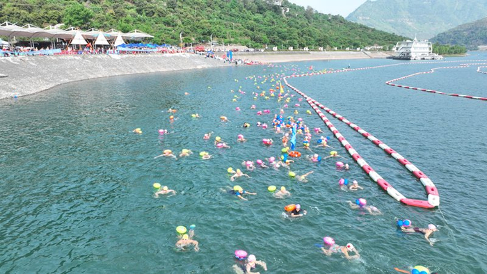 半岛体育-云南水富公开水域游泳邀请赛开赛|水富市|金沙江|赛事|选手|旅游_新浪新闻